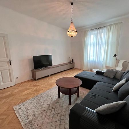 Stylish Flat In City Centre Братислава Екстериор снимка