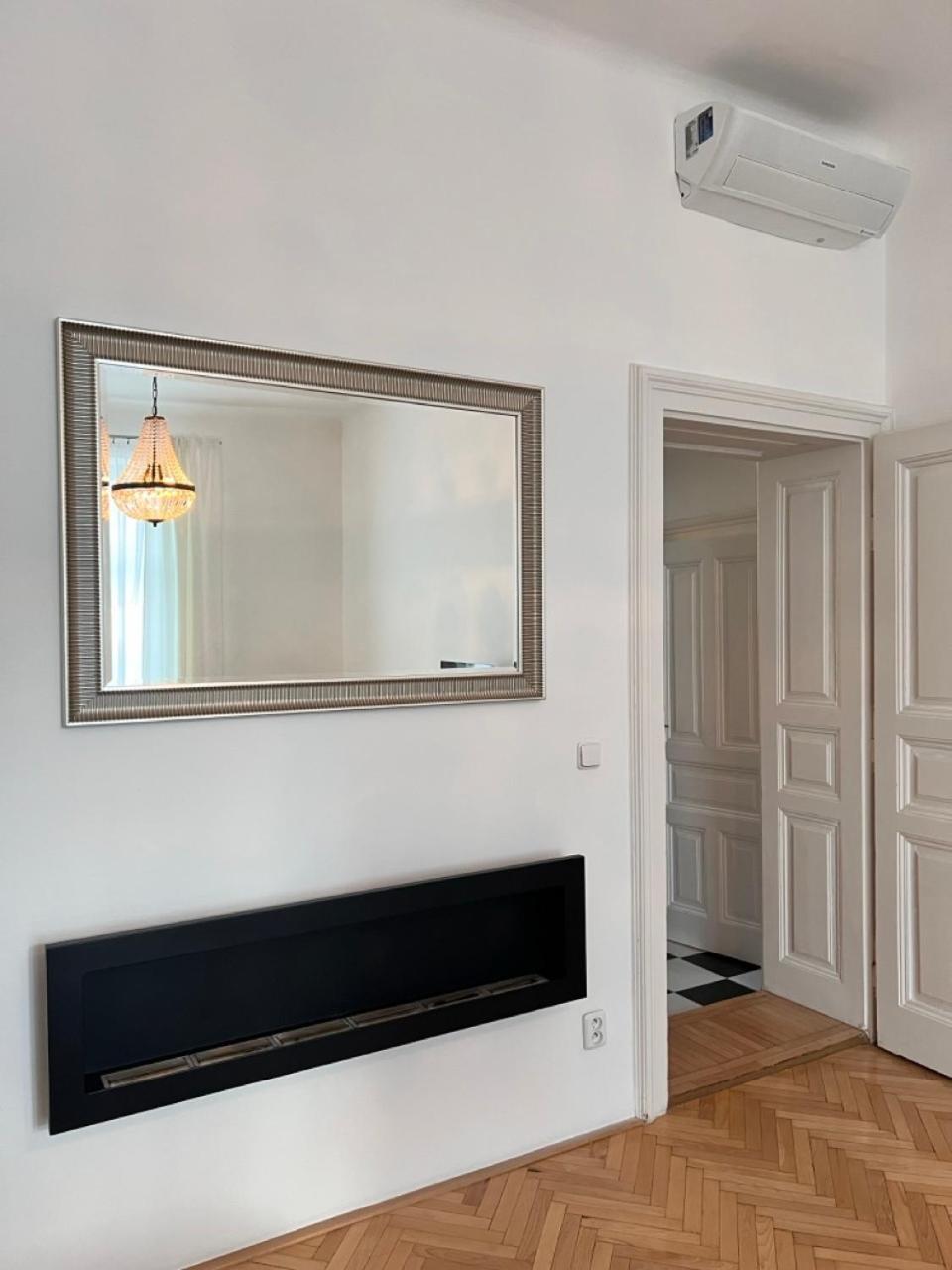 Stylish Flat In City Centre Братислава Екстериор снимка